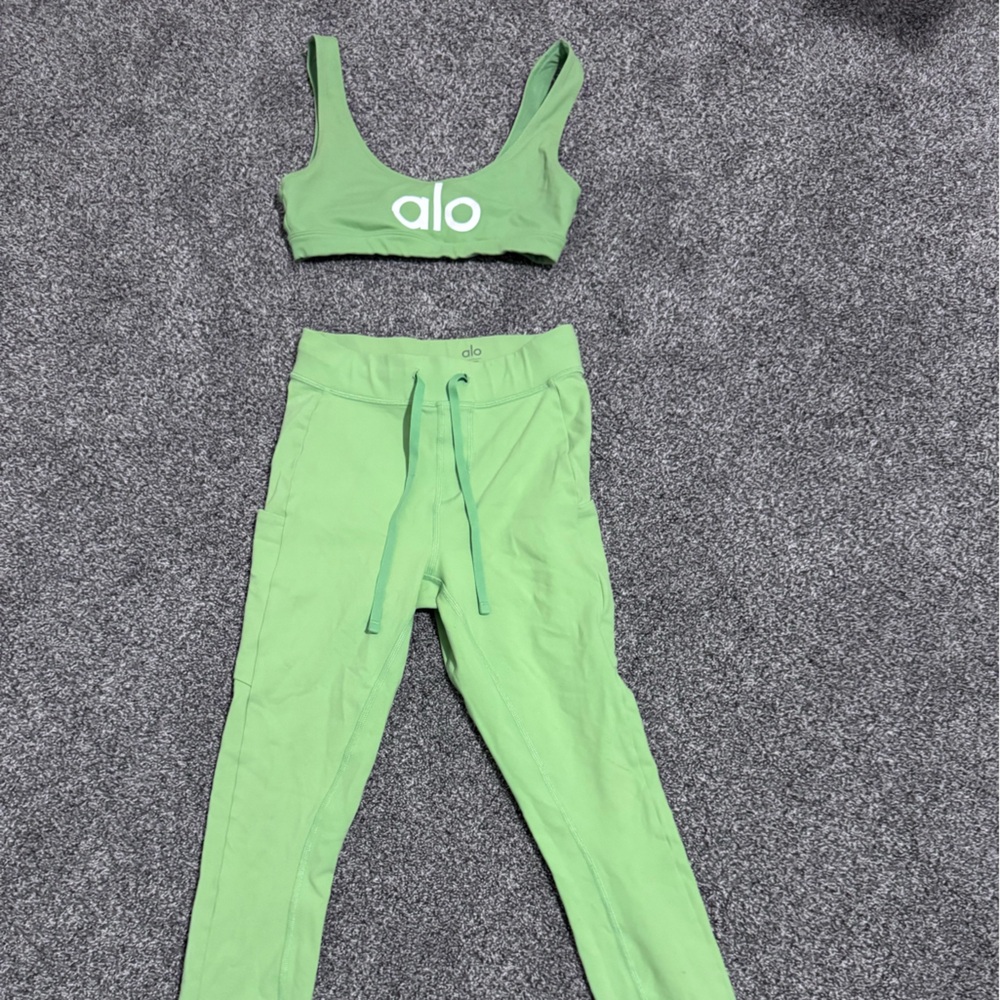 EUC💚ALO YOGA💚APPLE GREEN WORKOUT SET - Picture 5 of 16